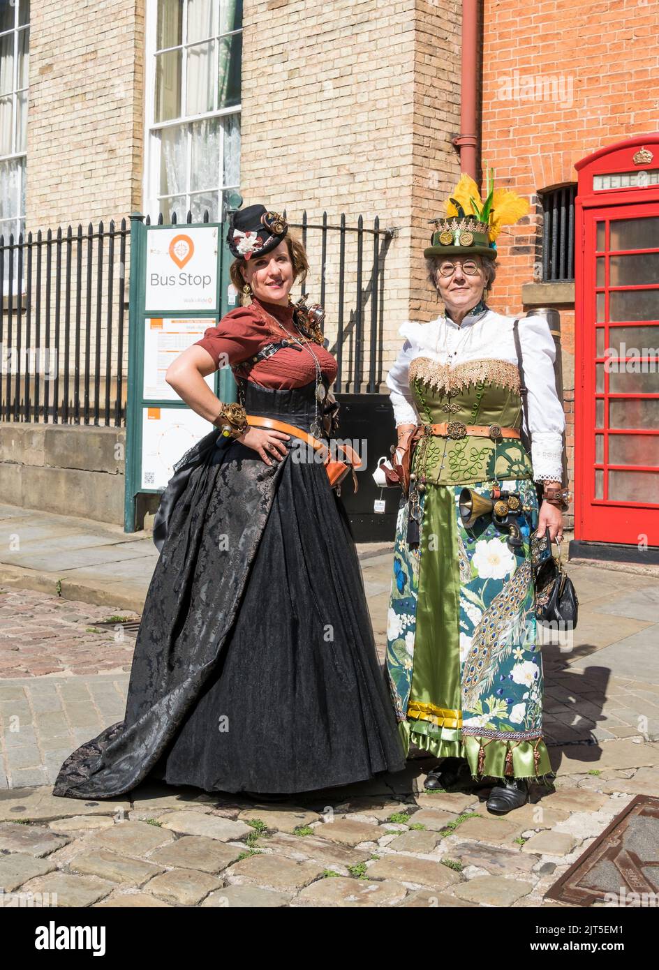 Due donne vestite per il Lincoln Steampunk Festival, Castle Hill Lincoln 2022 Foto Stock