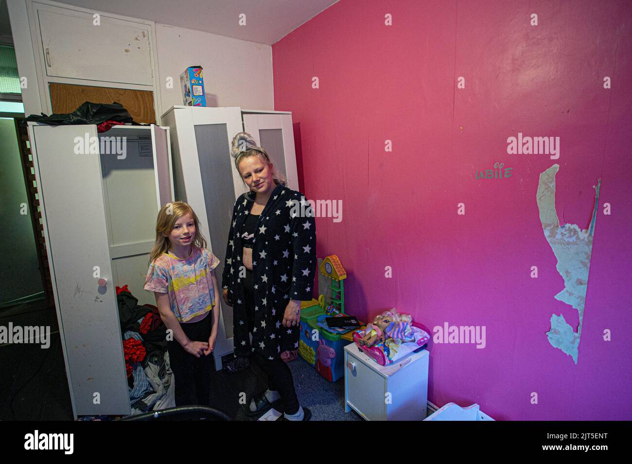 Madre con figlia nel loro appartamento al Forest Estate, Lewisham, Londra, Inghilterra. Foto Stock