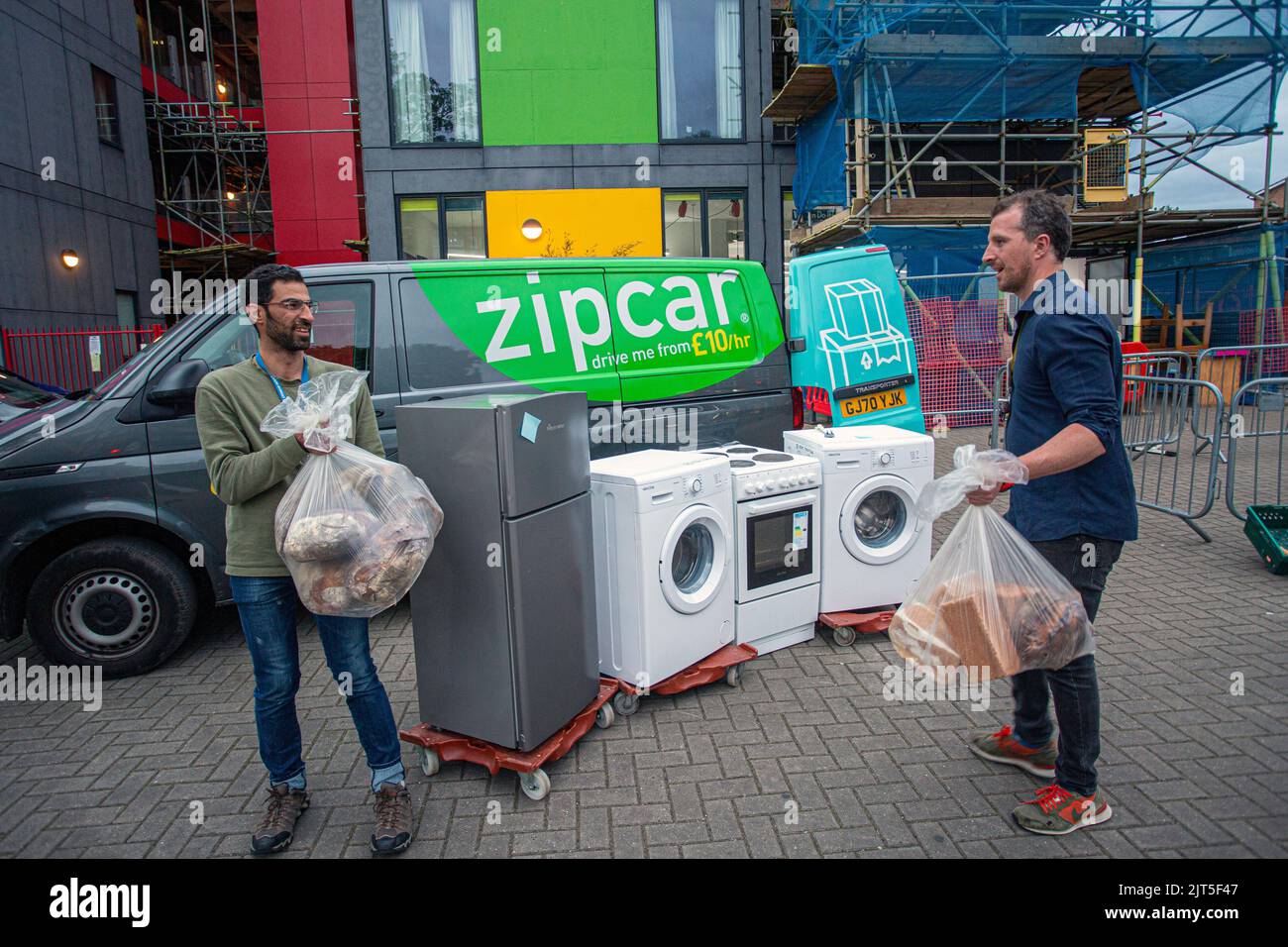 Lewisham Donation Hub raccolta di donazioni di pane e elettrodomestici da cucina , Londra , Inghilterra Foto Stock