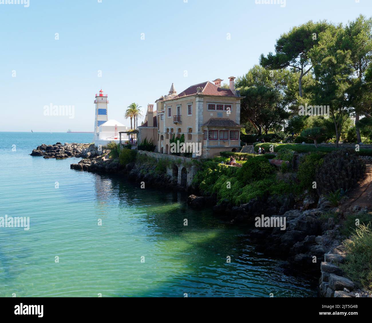 La Casa de Santa Maria (Casa di Santa Maria) con il faro di Santa Marta dietro, Cascais, quartiere di Lisbona, Portogallo. Foto Stock