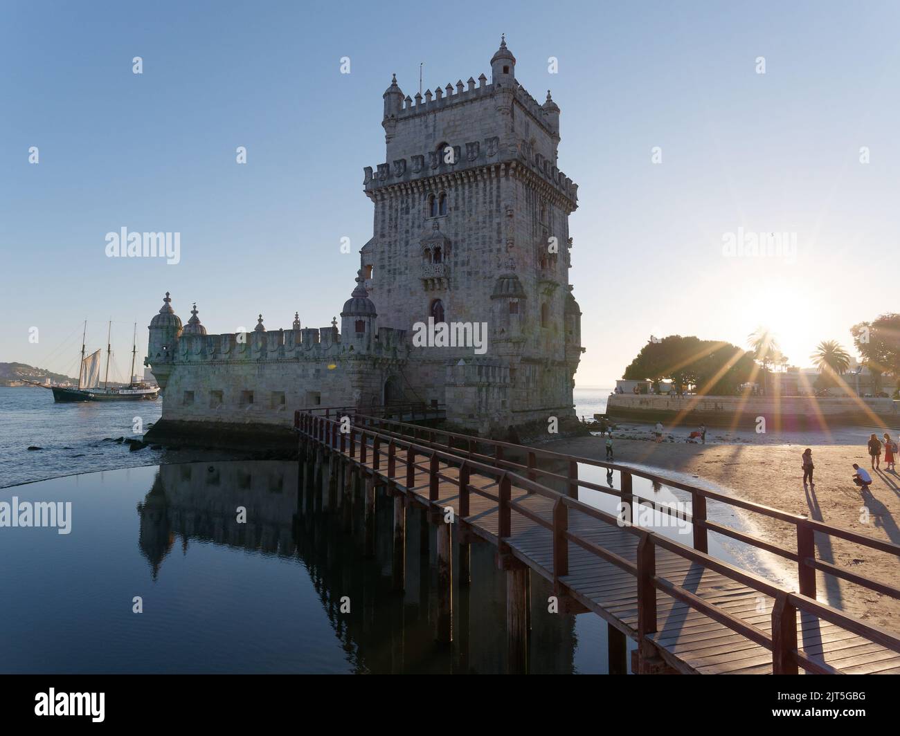 Torre di Belem con il fiume Tago in una serata estiva, Belem, quartiere di Lisbona, Portogallo. Foto Stock