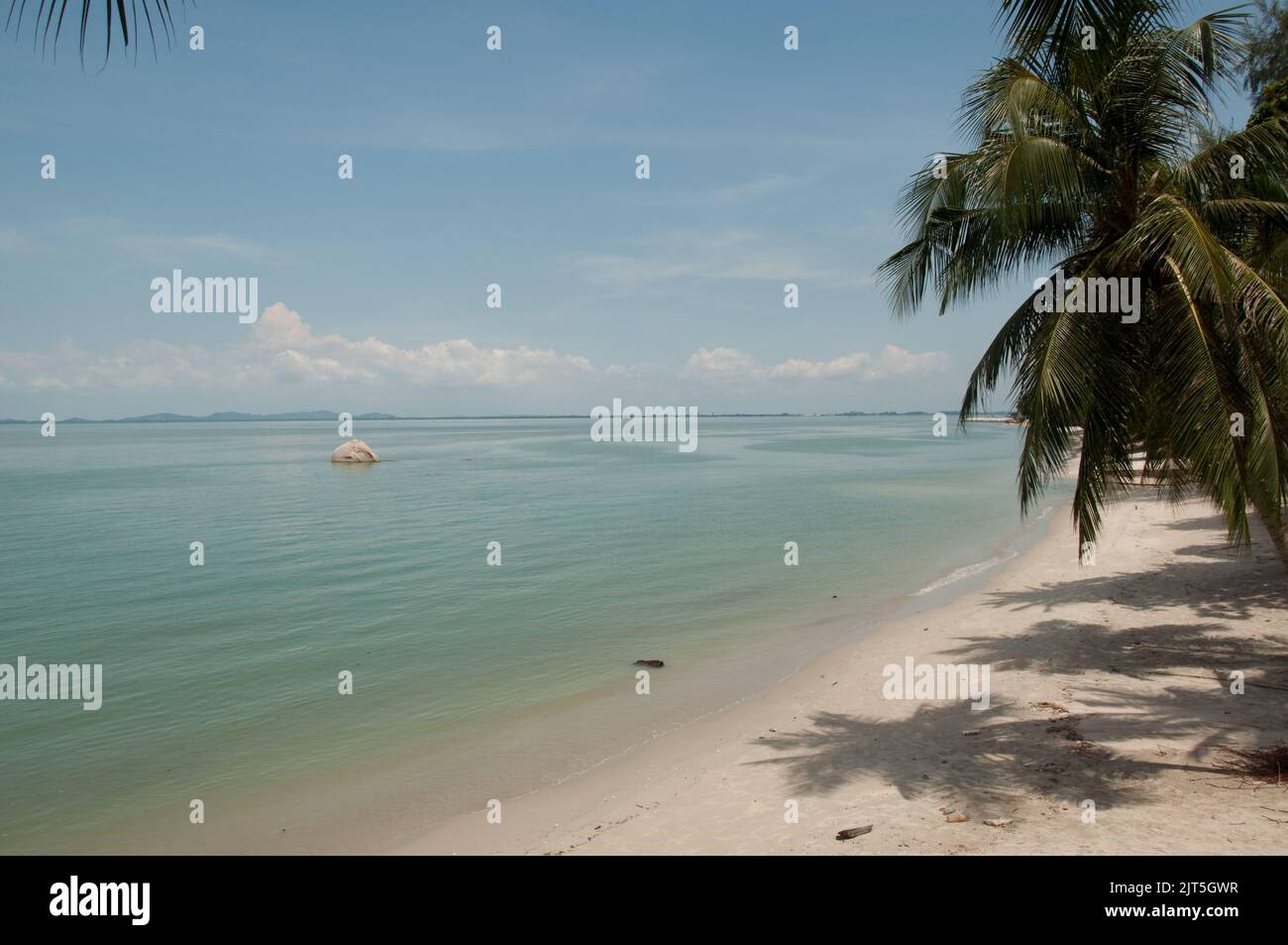 Cove, Batu Ferringhi, Penang, Malesia, Asia. Bellissima vista mare con sabbia e mare. Baru Ferringhi è la zona turistica di Penang (la perla del Foto Stock