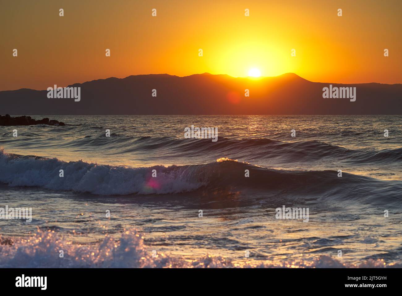 Bel mare e le onde al tramonto a Chania Creta - Grecia Foto Stock