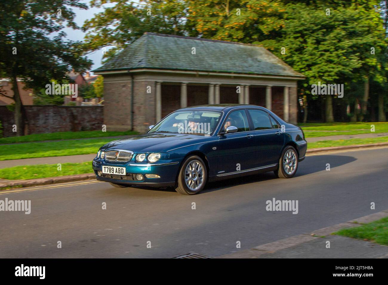 1999 90s anni Novanta Blue ROVER 75 2,5 Sterling 2497cc benzina automatica a 4 velocità; arrivo all'annuale Stanley Park Classic Car Show nei Giardini Italiani. Stanley Park Classics Yesteryear Motor Show Hosted by Blackpool Vintage Vehicle Preservation Group, UK. Foto Stock