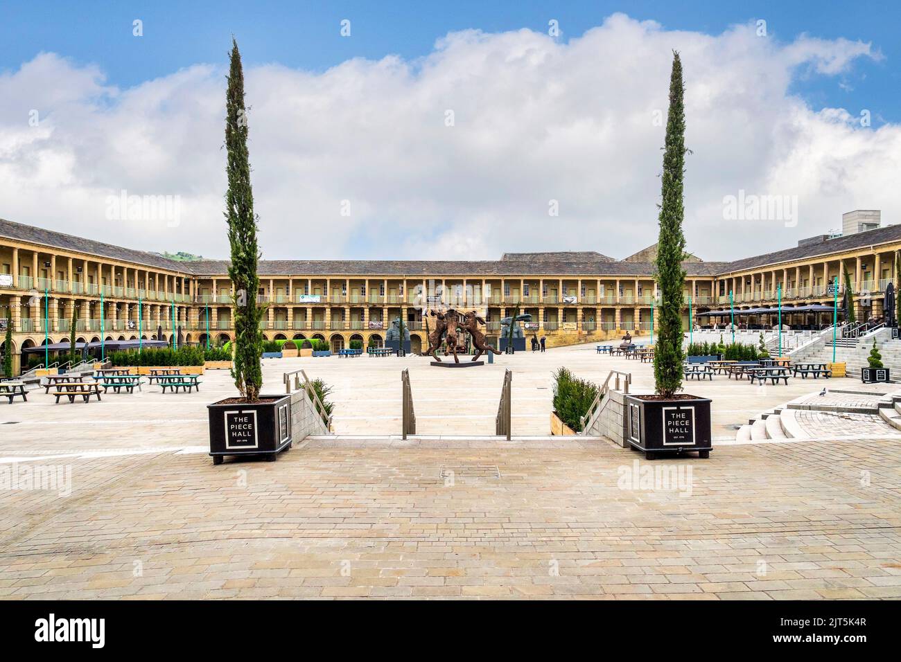 28 aprile 2022: Halifax, West Yorkshire, UK - il cortile della Piece Hall, aperto nel 1779 come mercato per tessitori locali, e un grado i elencati Foto Stock