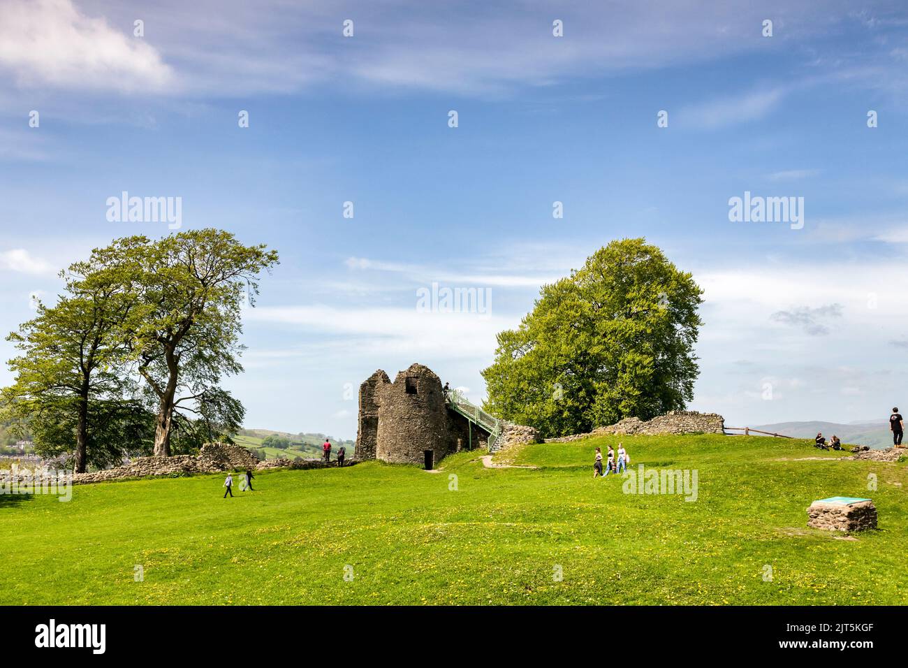 14 maggio 2022: Kendal, Cumbria, UK - il castello in una bella giornata primaverile, con alberi, erba e persone che camminano intorno. Foto Stock