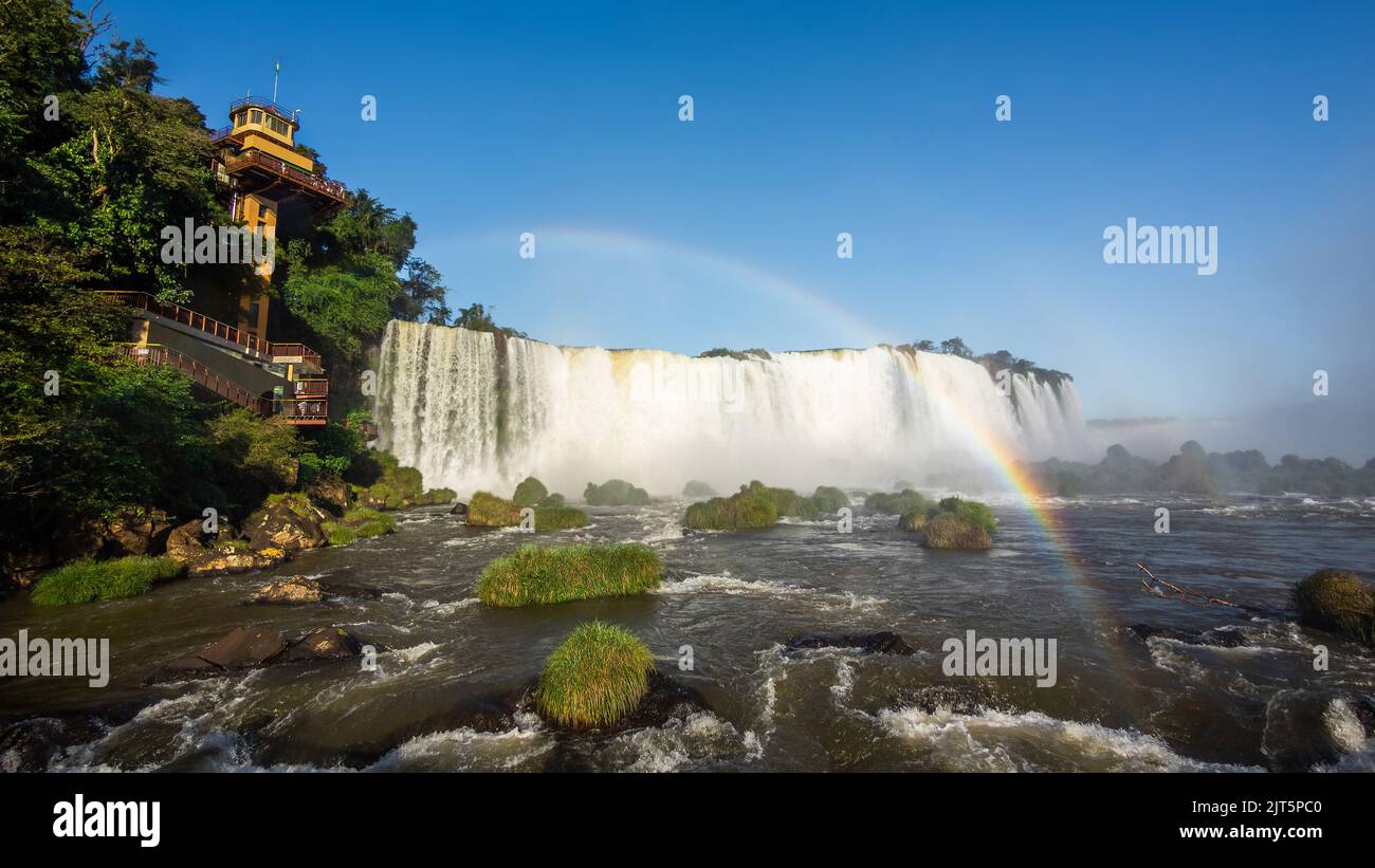 Cascate di Iguazu di fama mondiale al confine tra Brasile e Argentina. Foto Stock