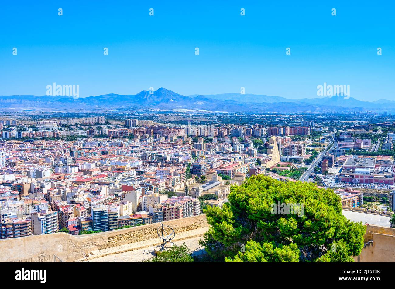 Skyline o paesaggio urbano, punto di vista dal forte militare medievale. La città e la fortezza sono entrambe attrazioni turistiche. Foto Stock