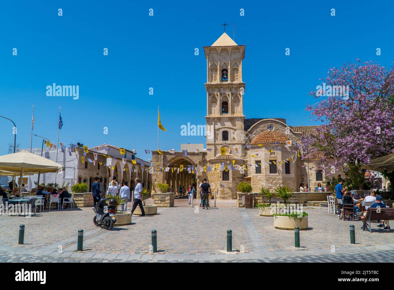 Larnaca, Cipro - 22 aprile 2022 - fotografia di strada candida di persone alla Chiesa di San Lazzaro in estate sotto il cielo blu Foto Stock