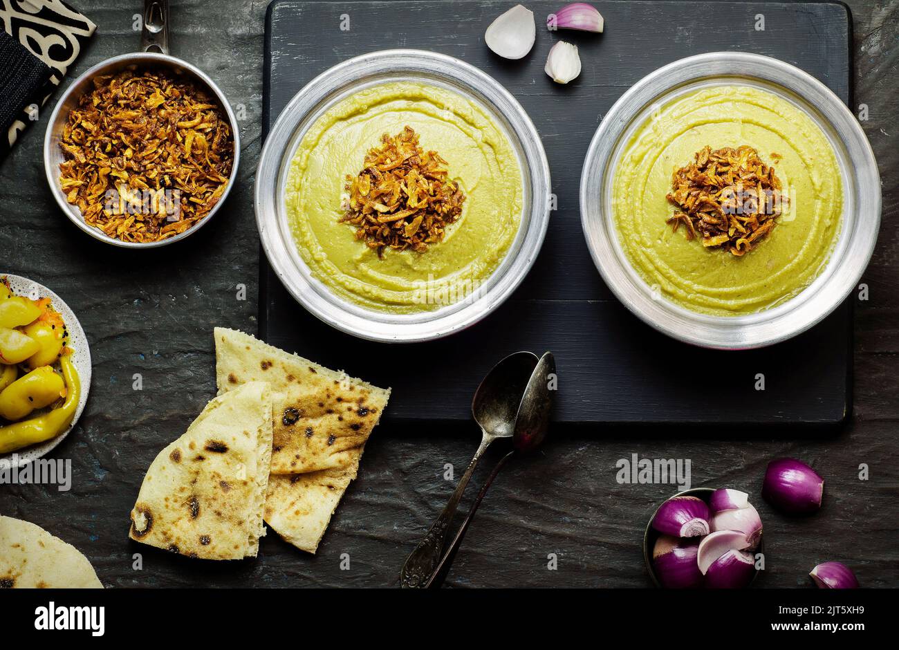 Cucina araba, fave egiziane e salsa alle erbe (Bessara). Contiene fave, cipolla, aglio ed erbe fresche. Foto Stock