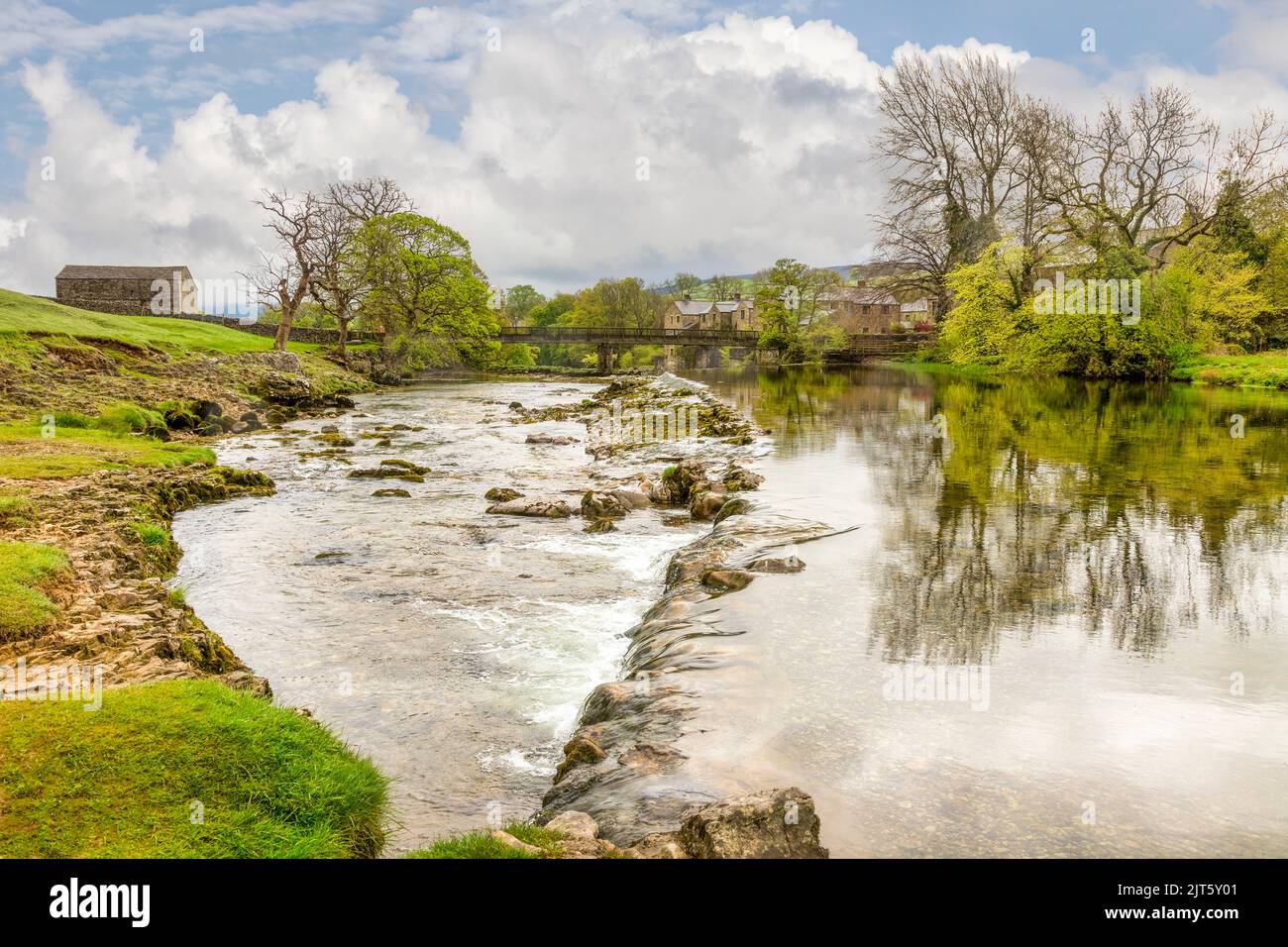 Linton Falls, Yorkshire Dales, Regno Unito - Una bella serie di basse cascate sul fiume Wharfe, vicino Grassington. Foto Stock