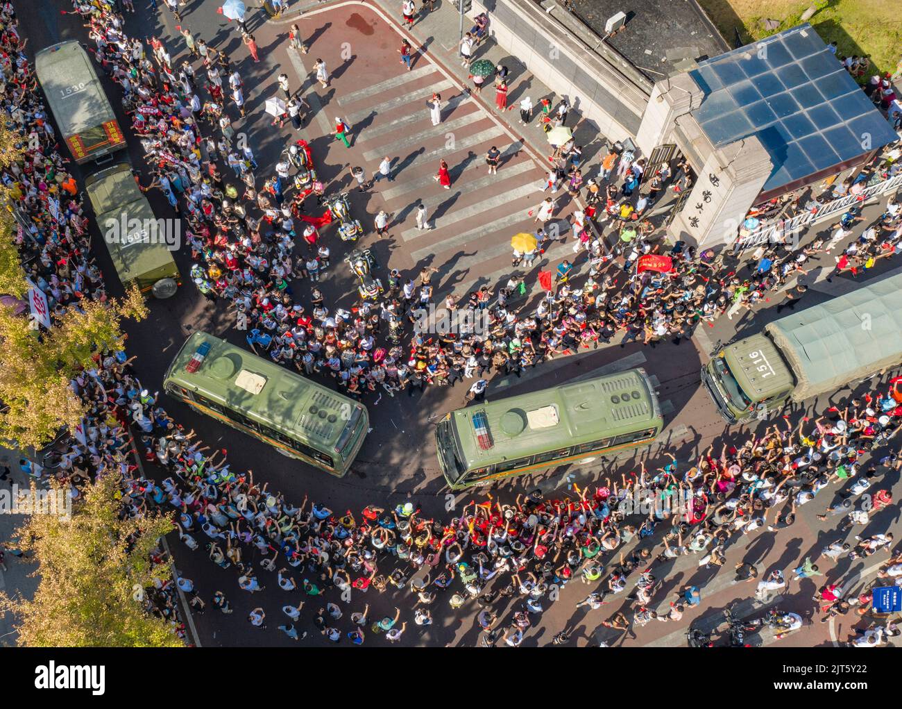 Chongqing. 28th ago, 2022. La foto aerea scattata il 28 agosto 2022 mostra i residenti che vedono fuori vigili del fuoco dalla provincia di Yunnan nel distretto Beibei di Chongqing, nella Cina sud-occidentale. Oltre 300 vigili del fuoco della provincia di Yunnan hanno lasciato Chongqing dopo che tutte le fiamme libere degli incendi boschivi scoppiati a Chongqing recentemente erano state messe fuori uso. Credit: Notizie dal vivo su Huang Wei/Xinhua/Alamy Foto Stock