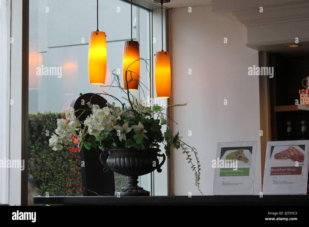 The Interior of the Blenz coffee shop con luci e decorazioni nel centro di Vancouver, British Columbia, Canada Foto Stock