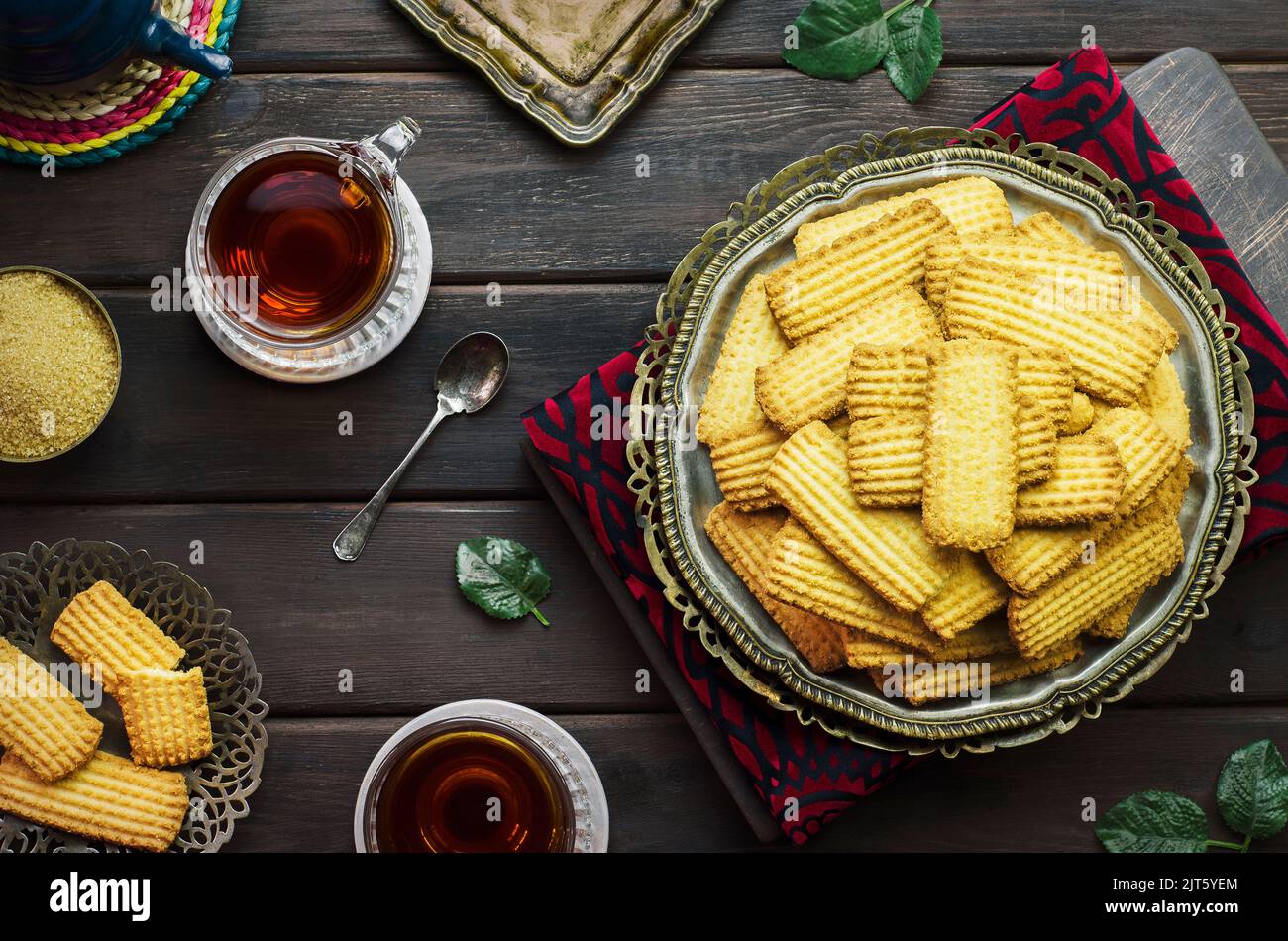 Biscotti per la celebrazione della festa islamica di El Fitr (la festa che viene dopo il Ramadan). Deliziosi biscotti tradizionali serviti con una tazza di tè. Foto Stock