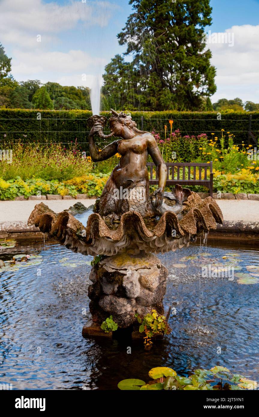 Fontana della Sirenetta ai giardini Powerscourt nella contea di Wicklow, Irlanda. Foto Stock