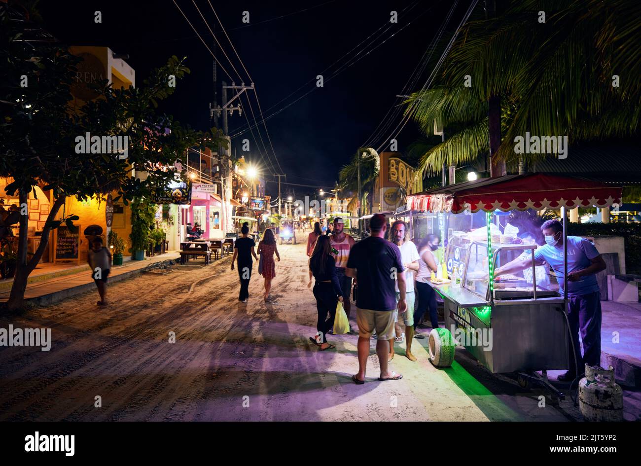 Molta gente fuori sulla strada che compra il cibo, vita notturna in Holbox, Quintana Roo, Messico Foto Stock