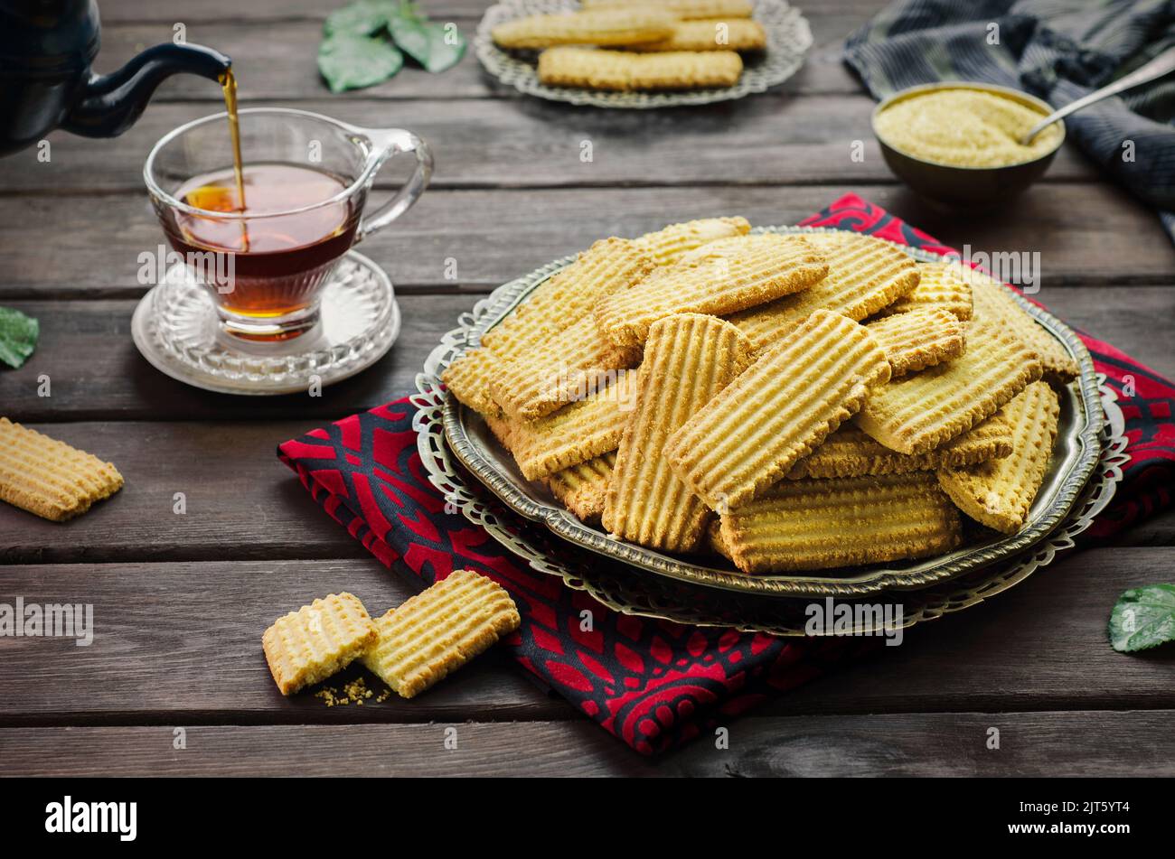 Biscotti per la celebrazione della festa islamica di El Fitr (la festa che viene dopo il Ramadan). Deliziosi biscotti tradizionali serviti con una tazza di tè. Foto Stock