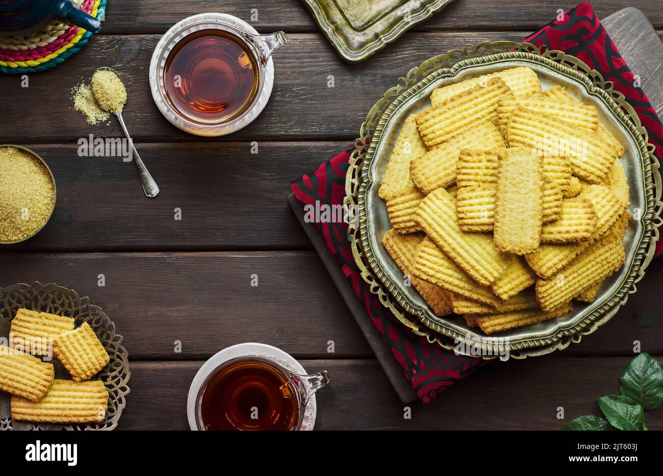 Biscotti per la celebrazione della festa islamica di El Fitr (la festa che viene dopo il Ramadan). Deliziosi biscotti tradizionali serviti con una tazza di tè. Foto Stock