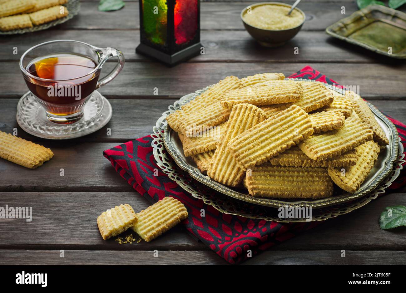 Biscotti per la celebrazione della festa islamica di El Fitr (la festa che viene dopo il Ramadan). Deliziosi biscotti tradizionali serviti con una tazza di tè. Foto Stock