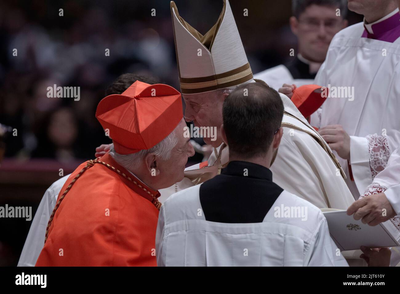 Città del Vaticano, Vaticano, 27 agosto 2022. Jean Marc Aveline, arcivescovo di Marsiglia (Francia), riceve il cappello rosso, biretta, da Papa Francesco durante uno straordinario Concistoro per la creazione di 21 Cardinali, nella Basilica di San Pietro. Credit: Maria Grazia Picciarella/Alamy Live News Foto Stock