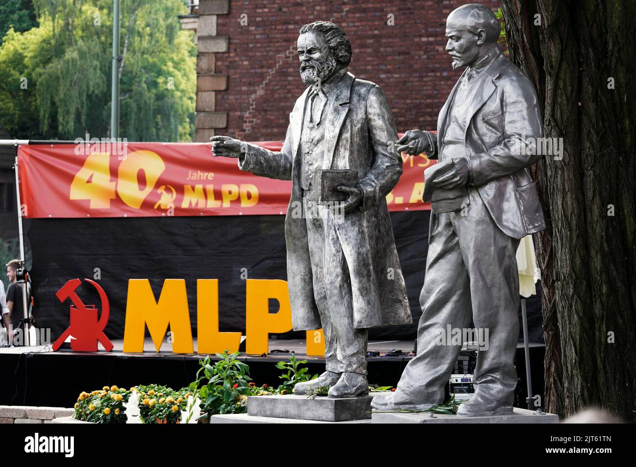 Il partito comunista MLPD (Partito marxista-leninista della Germania) ha svelato una statua del teorico sociale Karl Marx (1818-1883) il 27 agosto 2022 (proth left). La statua di 2,11 metri in alluminio pressofuso si erge direttamente accanto al monumento Lenin (a destra), che il partito eresse di fronte al suo quartier generale a Gelsenkirchen nel 2020. Gelsenkirchen, Germania, 28 agosto 2022 Foto Stock