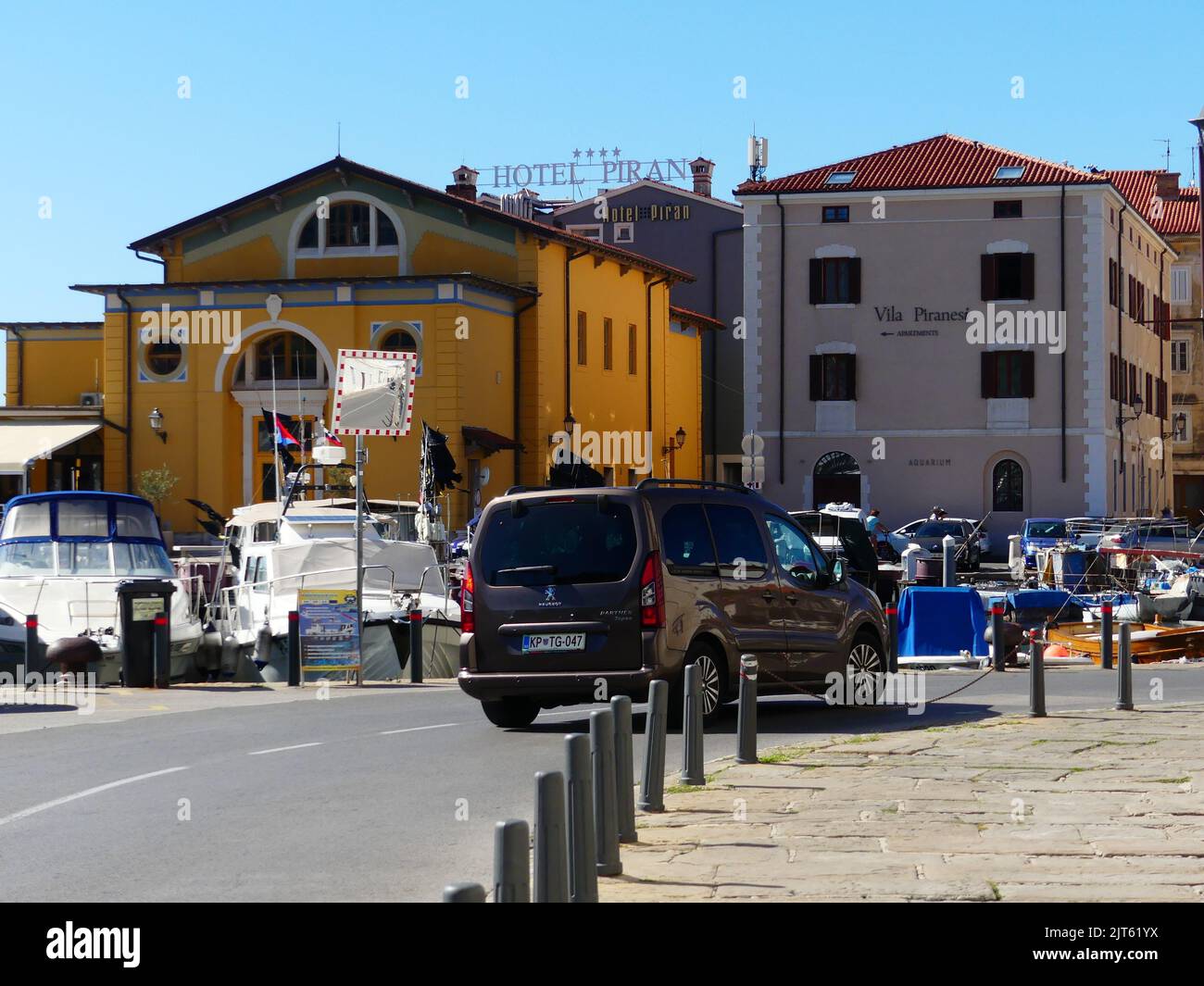 Un'auto marrone che attraversa le strade di Pirano, Slovenia Foto Stock