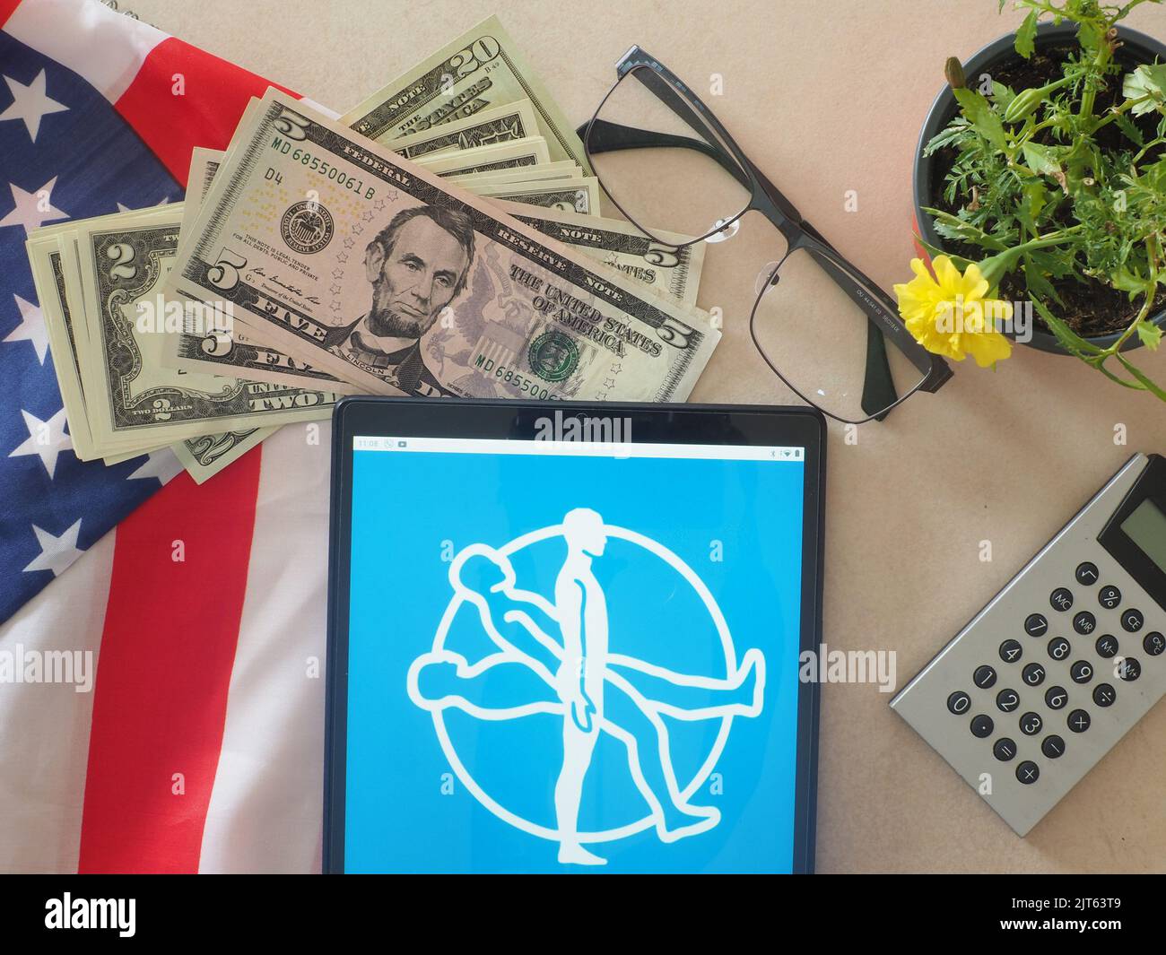 In questa immagine, un logo Medtronic plc visualizzato su un tablet. (Foto di Igor Golovniov / SOPA Images/Sipa USA) Foto Stock