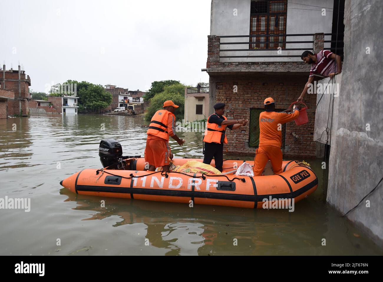Utttar Pradesh. 28th ago, 2022. I soccorritori distribuiscono forniture di soccorso alle persone colpite dalle inondazioni nel distretto di Prayagraj, nello stato settentrionale dell'India, Utttar Pradesh, 28 agosto 2022. Credit: Str/Xinhua/Alamy Live News Foto Stock