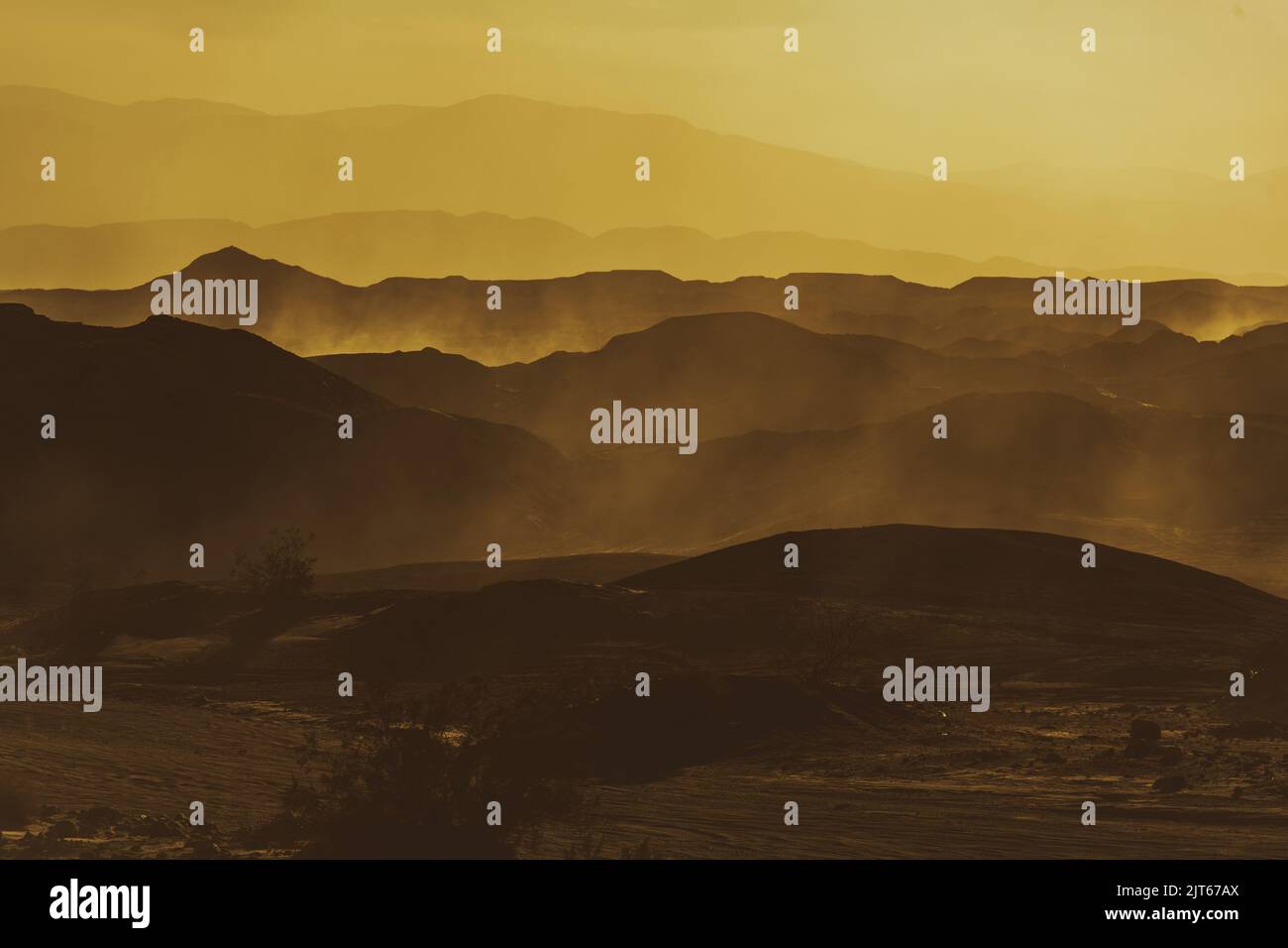 Tramonto panoramico nell'area ricreativa Veicolare dello stato di Ototillo Wells. Deserto polveroso paesaggio. Salton City, California, Stati Uniti d'America. Foto Stock