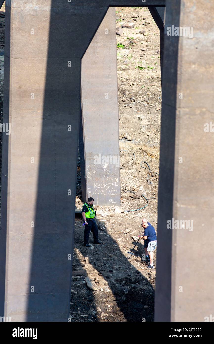 Ripponden, West Yorkshire, Regno Unito. 28th ago, 2022. La polizia recupera proiettili vivi dal fango sotto il ponte sulla diga di Baitings, Ripponden, West Yorkshire. Il terreno è stato esposto a causa della recente siccità. Credit: Windmill Images/Alamy Live News Foto Stock