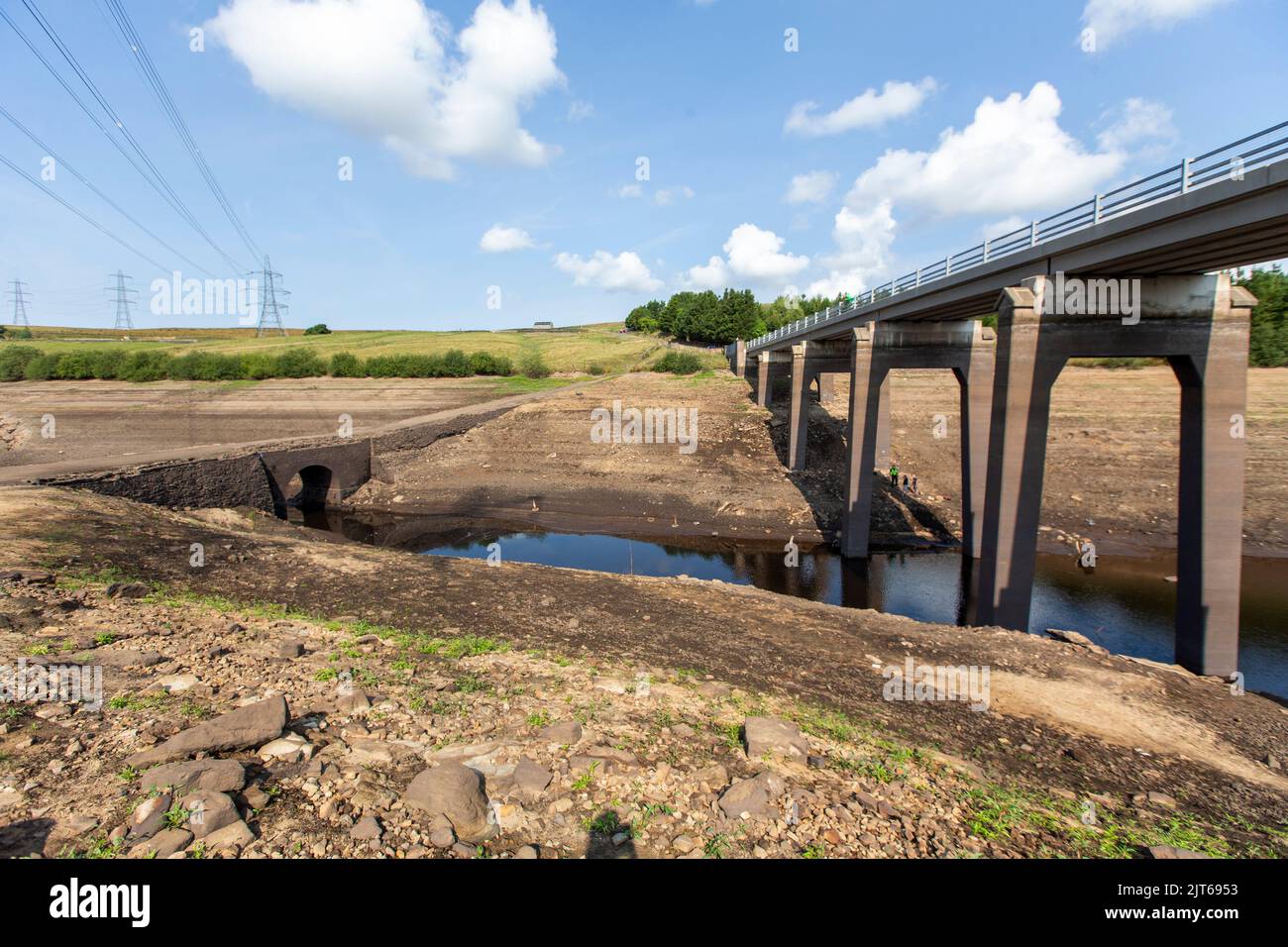 Ripponden, West Yorkshire, Regno Unito. 28th ago, 2022. La polizia recupera proiettili vivi dal fango sotto il ponte sulla diga di Baitings, Ripponden, West Yorkshire. Il terreno è stato esposto a causa della recente siccità. Credit: Windmill Images/Alamy Live News Foto Stock