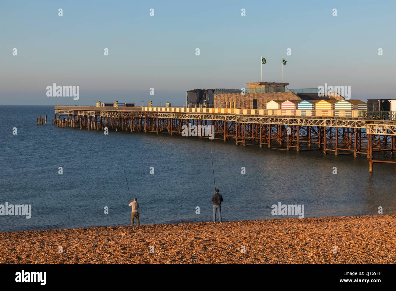 Inghilterra, East Sussex, Hastings, Fisherman on Beach e Hastings Pier Foto Stock