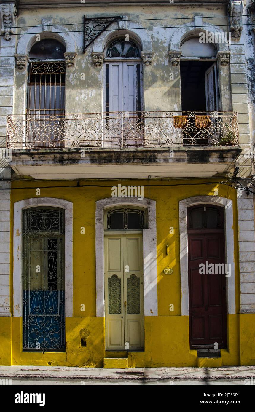 Facciata antica e colorata nella città di Habana Foto Stock