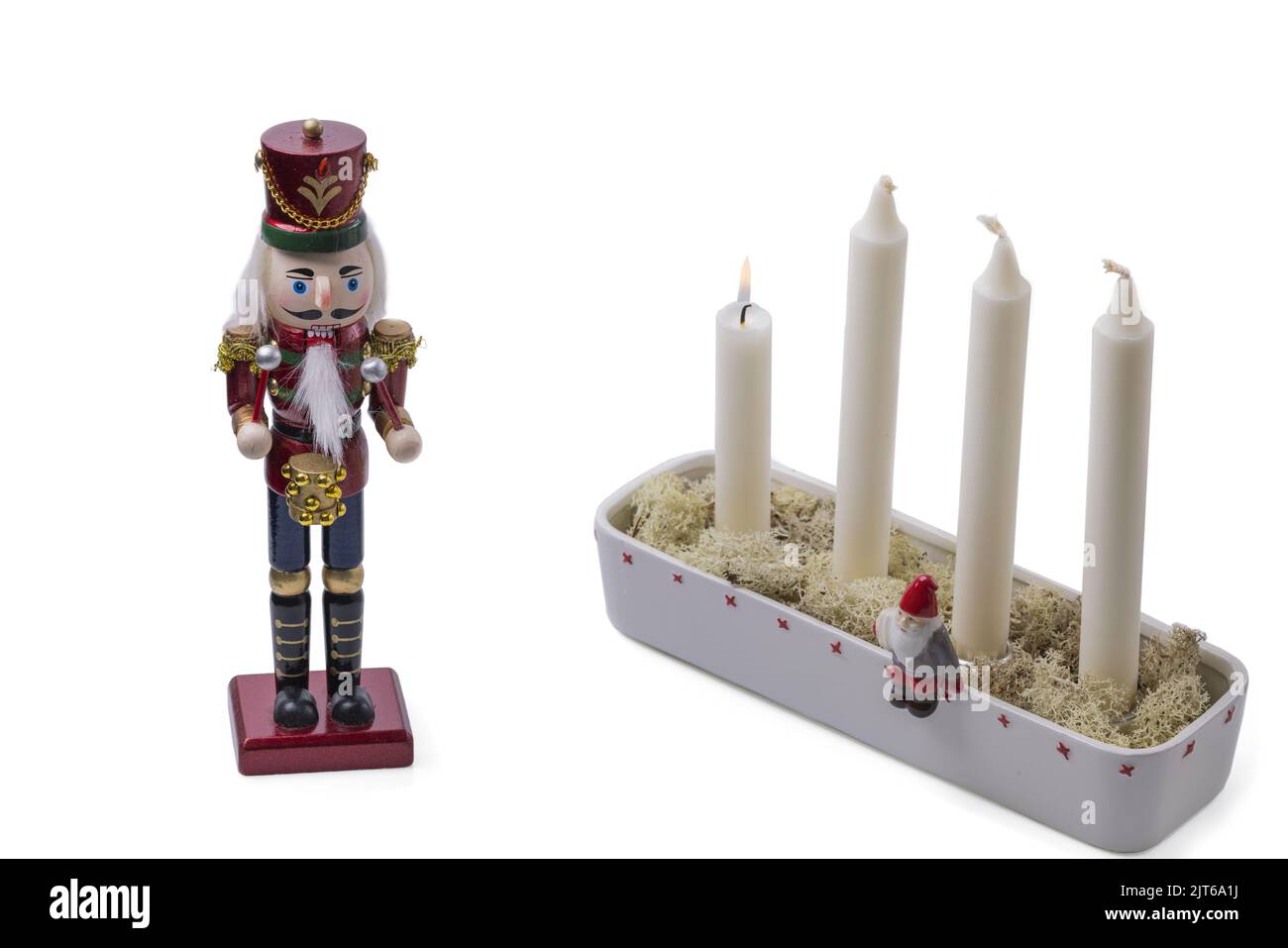 Bella vista delle decorazioni natalizie con nutcracker e candela singola bruciante in onore del primo avvento. Svezia. Foto Stock