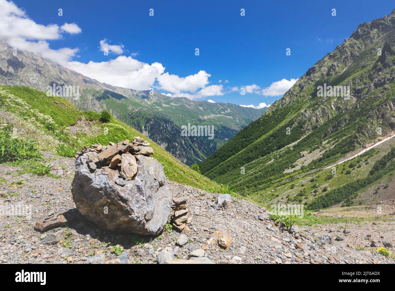 Paesaggio di alta montagna nelle montagne del Caucaso maggiore. Russia, Repubblica dell'Ossezia settentrionale-Alania. Foto Stock