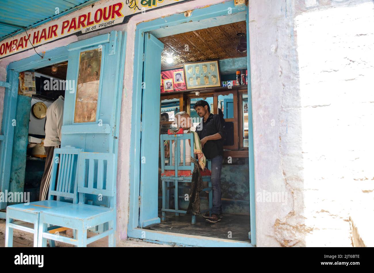 Barbiere a Varanasi. Foto Stock