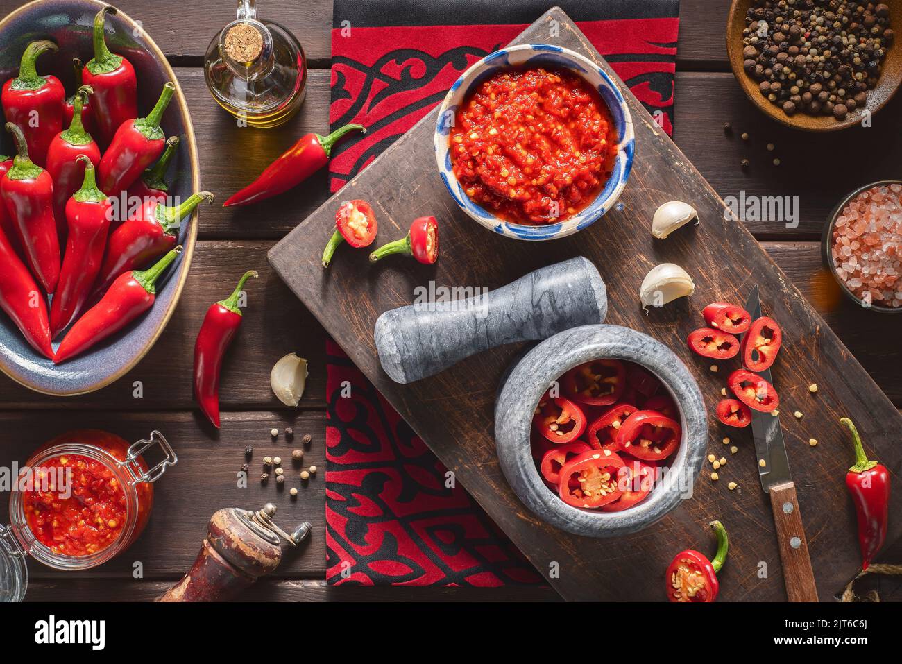 Cucina araba: Pasta di Harissa mediorientale deliziosa. Si compone di peperoncini piccanti, aglio e spezie. Vista dall'alto con primo piano. Foto Stock