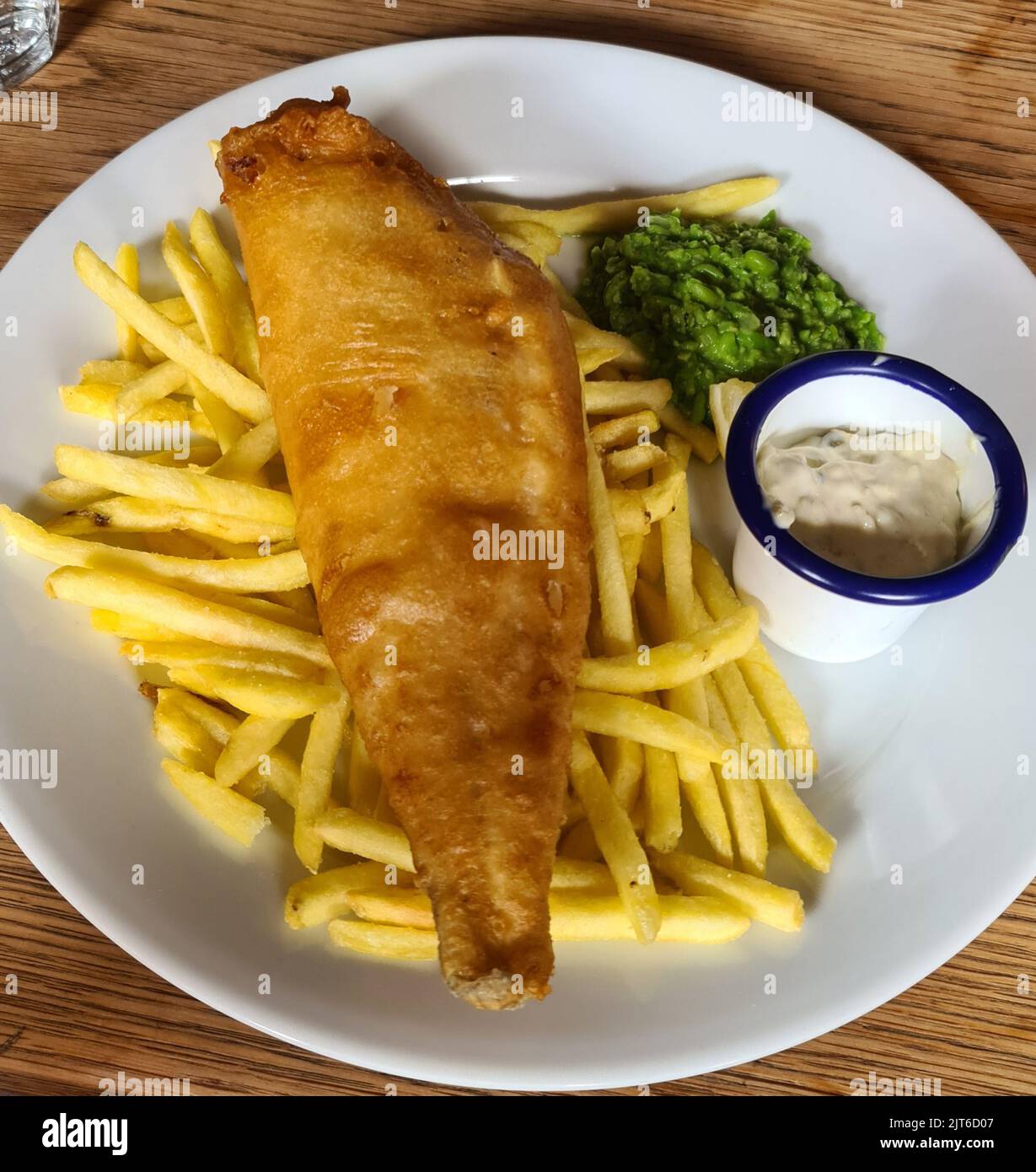 Fish & chips con piselli macinati di funghi Foto Stock