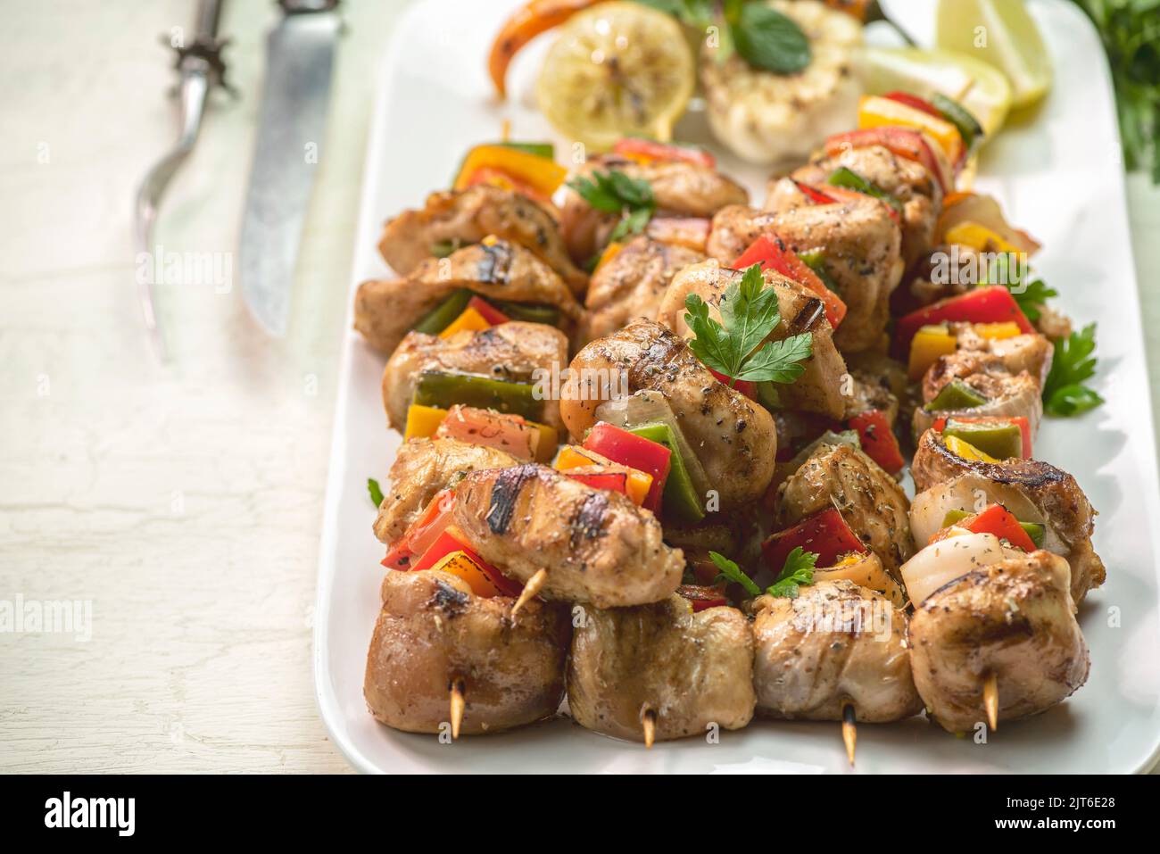 Cucina araba; tradizionale pollo alla griglia Shish Kebabs o Shish Tawook su spiedini. Primo piano con spazio di copia. Foto Stock