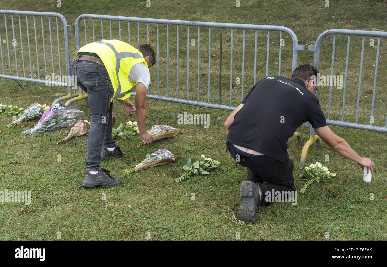2022-08-28 16:14:21:19 NUOVO BEIJERLAND - i dipendenti del comune hanno spostato i fiori in un luogo più sicuro sull'altro lato dell'intersezione, dove un camion guidato da un terrapieno in coloro che partecipano a una festa di quartiere ultimo Sabato sera. Sei persone sono state uccise in questo. Sette feriti sono stati ricoverati in ospedale. ANP LEX VAN LIESHOUT olanda - belgio fuori Foto Stock