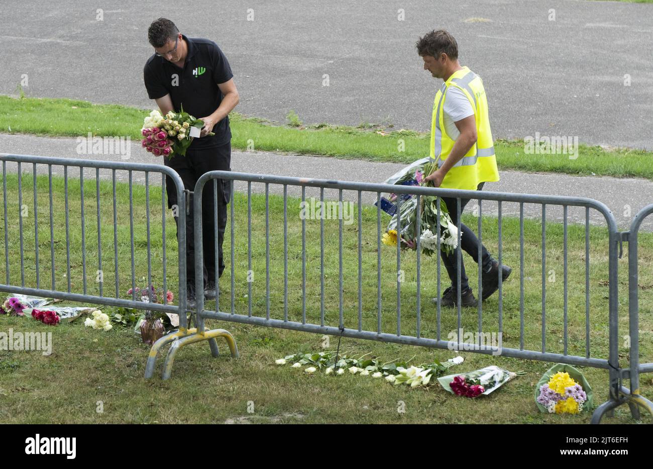 2022-08-28 16:10:06:19 NUOVO BEIJERLAND - i dipendenti del comune hanno spostato i fiori in un luogo più sicuro sull'altro lato dell'intersezione, dove un camion guidato da un terrapieno in coloro che partecipano a una festa di quartiere ultimo Sabato sera. Sei persone sono state uccise in questo. Sette feriti sono stati ricoverati in ospedale. ANP LEX VAN LIESHOUT olanda - belgio fuori Foto Stock