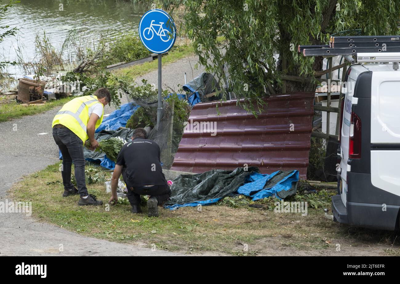 2022-08-28 16:06:53:19 NUOVO BEIJERLAND - i dipendenti del comune hanno spostato i fiori in un luogo più sicuro sull'altro lato dell'intersezione, dove un camion guidato da un terrapieno in coloro che partecipano a una festa di quartiere ultimo Sabato sera. Sei persone sono state uccise in questo. Sette feriti sono stati ricoverati in ospedale. ANP LEX VAN LIESHOUT olanda - belgio fuori Foto Stock