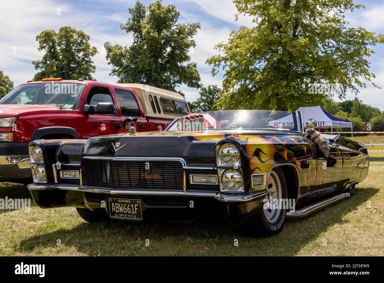 1968 Cadillac Deville con uno stupefacente lavoro di pittura fiamma personalizzata in mostra all'American Auto Club Rally of the Giants Foto Stock