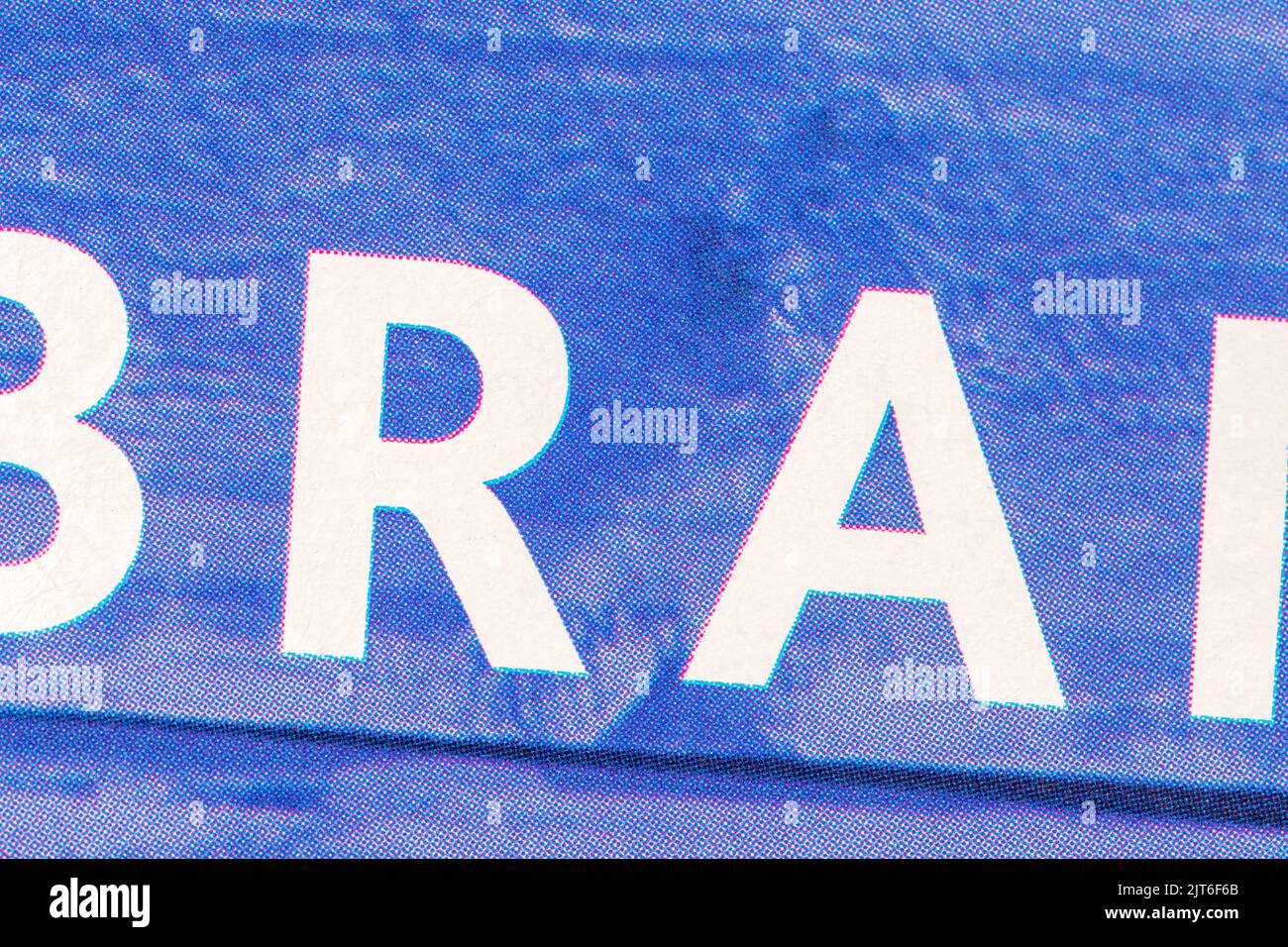 Macro primo piano dei punti stampati a mezzitoni a colori sulla confezione del cartone Morrisons. Mostra un leggero disallineamento dei punti? Per processi di stampa a colori. Foto Stock