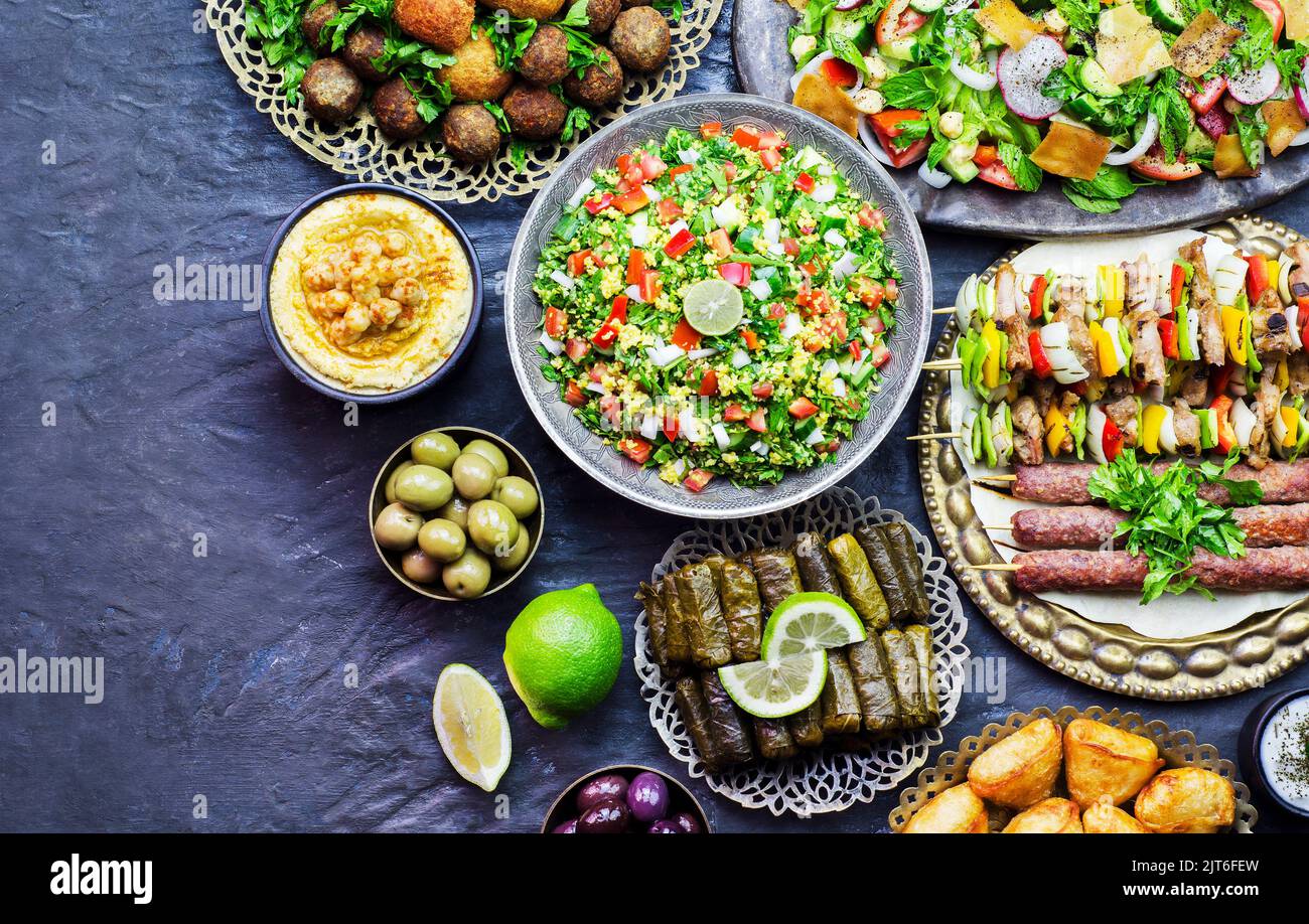 Cucina araba; piatti tradizionali mediorientali. Vista dall'alto con primo piano. Cucina Halal. Foto Stock