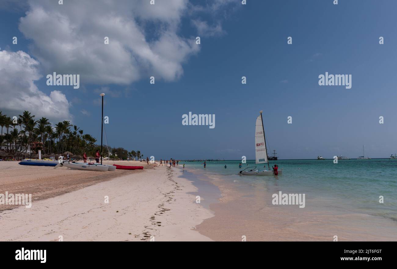 Punta Cana / Repubblica Dominicana - 10 giugno 2016: Escursione in barca a vela attende i turisti. Foto Stock
