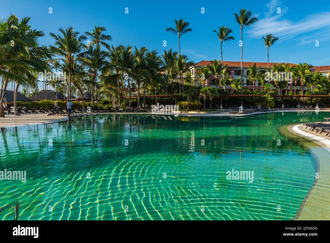 Ondate di curvatura sulla piscina vuota del resort. Foto Stock