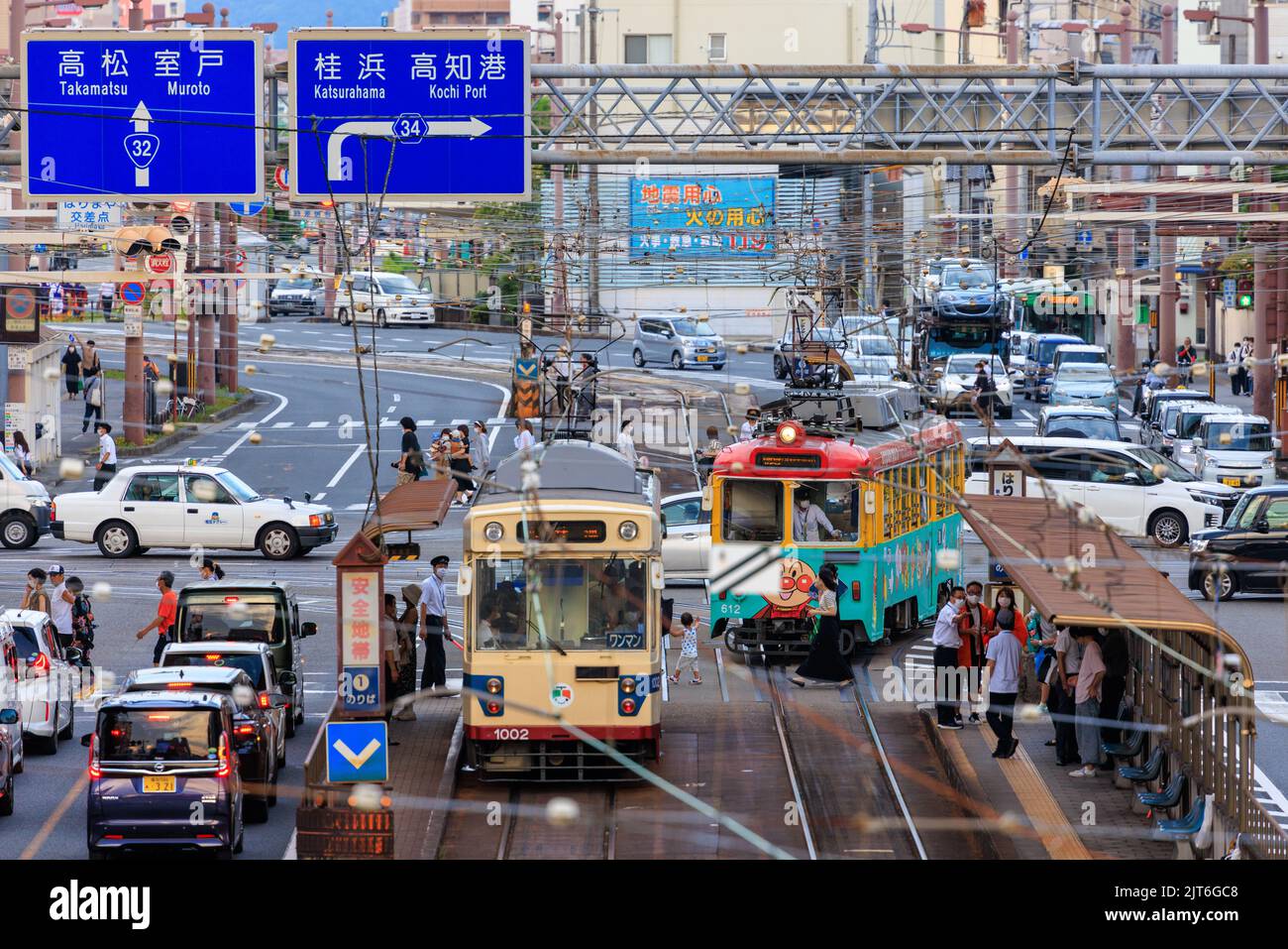 Kochi, Giappone - 10 agosto 2022: I tram arrivano alla piattaforma nel centro della città Foto Stock