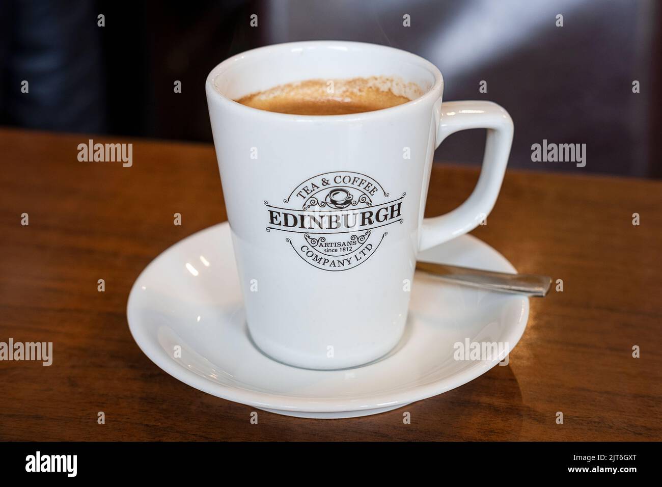 Una tazza di caffè forte con un grande logo della Edinburgh Tea and Coffee Company, una delle più antiche aziende artigianali scozzesi produttrici di tè e caffè Foto Stock