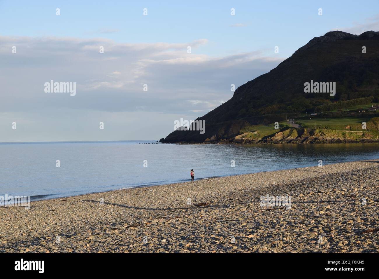 donna che cammina sulla spiaggia di bray, irlanda Foto Stock